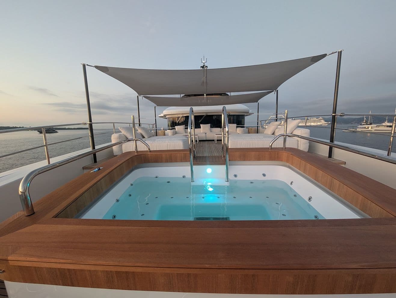 Piscine & salon de plage avant