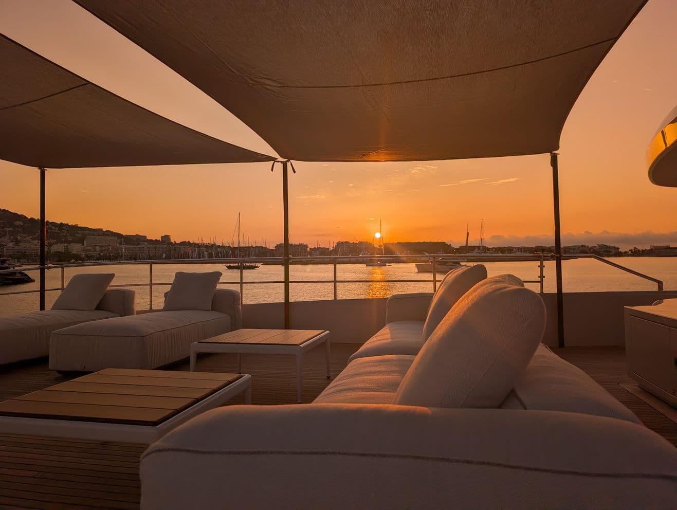 Salon de plage avant au coucher du soleil